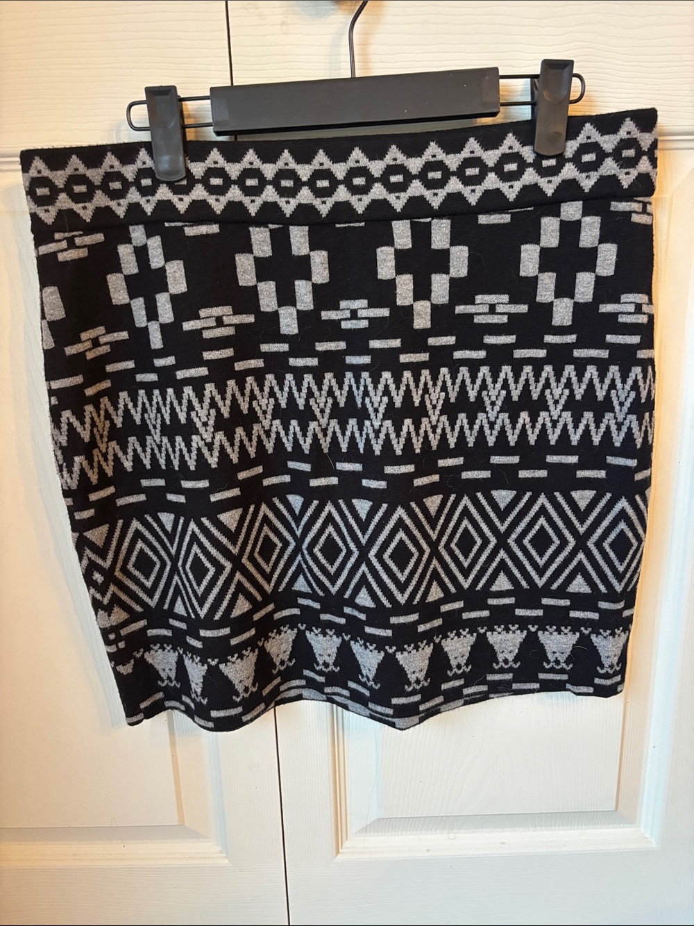 Krimson Klover Women’s Aztec Black Gray Patterned Knit pull on Skirt large EUC